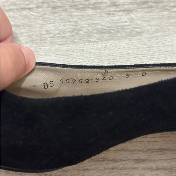 Salvatore Ferragamo VINTAGE RARE Black Suede Pumps Heels Size 5 WORN ONCE - Picture 10 of 11